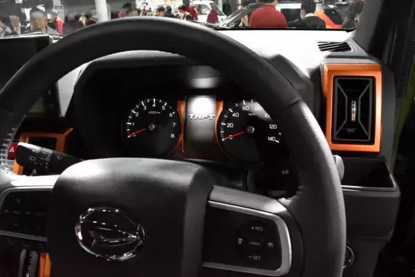 「バカ売れ必至の軽クロスオーバーSUVコンセプトは年央に発売も！　遊びゴコロ全開のダイハツブース【東京オートサロン2020】」の画像