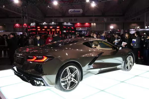 「MR化した新型コルベットが日本初見参！　人だかりができる人気っぷりのシボレーブース【東京オートサロン2020】」の画像