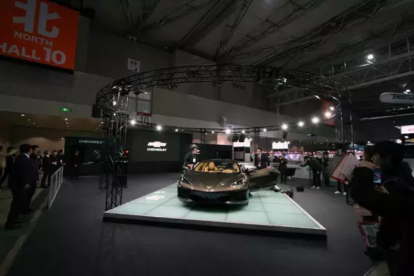 MR化した新型コルベットが日本初見参！　人だかりができる人気っぷりのシボレーブース【東京オートサロン2020】