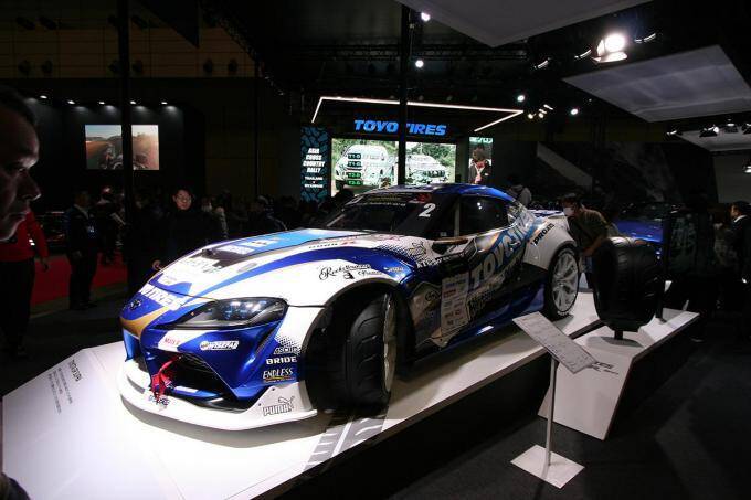 モータースポーツ界を席巻するトーヨータイヤ！　哀川 翔をはじめ豪華ドライバー陣が勢揃い【東京オートサロン2020】