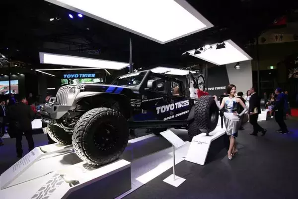 「モータースポーツ界を席巻するトーヨータイヤ！　哀川 翔をはじめ豪華ドライバー陣が勢揃い【東京オートサロン2020】」の画像