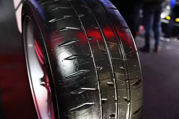 「ブリヂストンはストリートラジアル最速を追求したポテンザの新作「RE-71RS」を初披露！【東京オートサロン2020】」の画像