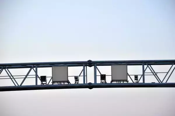 「見た目はオービスそっくりだが速度は取り締まらない！　Nシステムが設置される目的とは」の画像