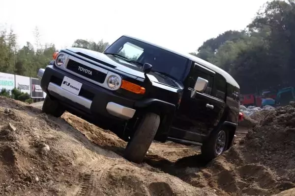 「【新車は絶滅確実！　中古も減る一方!!】いま乗っておくべき珠玉の４リッター超排気量国産車４選」の画像