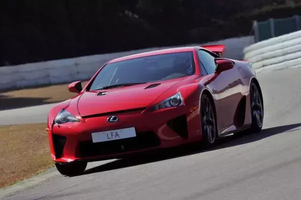 「【新車は絶滅確実！　中古も減る一方!!】いま乗っておくべき珠玉の４リッター超排気量国産車４選」の画像