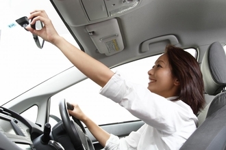 【高身長の人はジャマになることも！】 クルマのルームミラーは設置位置を動かしたり外したりしてもいい？