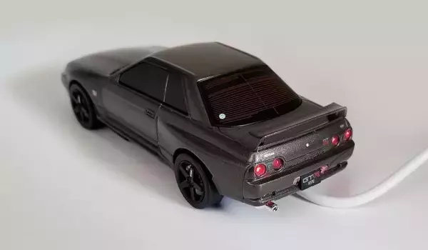 「待望の第2弾はR32！　日産公認のスカイラインGT-R型モバイルバッテリーの新作が発売中」の画像