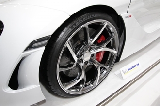 鍛造＝スポーツ用の常識を覆す！　レイズから高級車向けアルミホイール「VMF」が登場【大阪オートメッセ2020】