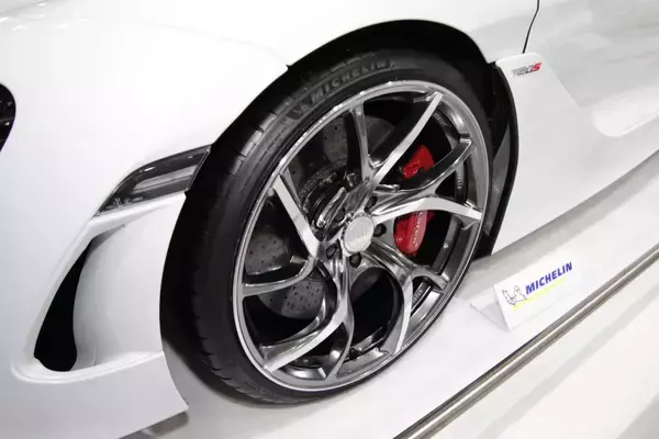 鍛造＝スポーツ用の常識を覆す！　レイズから高級車向けアルミホイール「VMF」が登場【大阪オートメッセ2020】