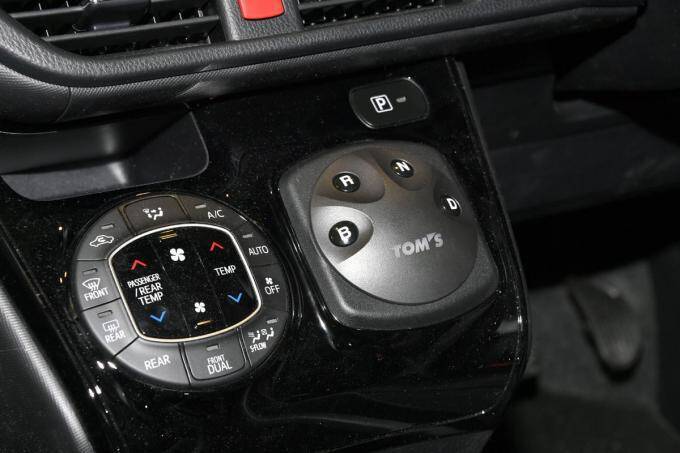 レーシーさ満点のトムスLC500＆ヴォクシー！　スーパーGTで培ったレーシングテクノロジーを採用【大阪オートメッセ2020】