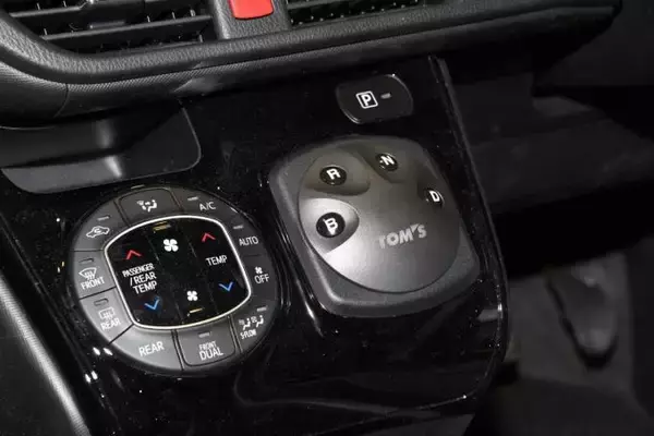 「レーシーさ満点のトムスLC500＆ヴォクシー！　スーパーGTで培ったレーシングテクノロジーを採用【大阪オートメッセ2020】」の画像