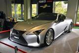「レーシーさ満点のトムスLC500＆ヴォクシー！　スーパーGTで培ったレーシングテクノロジーを採用【大阪オートメッセ2020】」の画像1