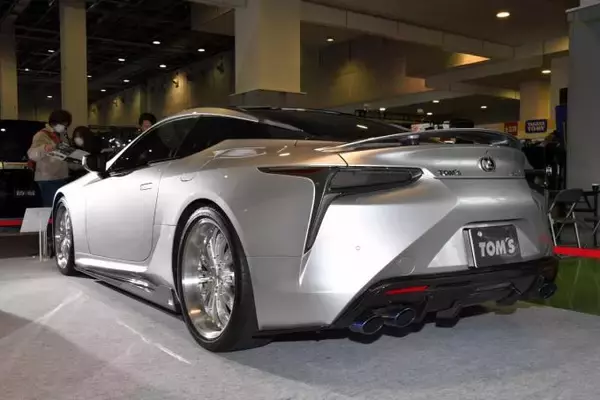 「レーシーさ満点のトムスLC500＆ヴォクシー！　スーパーGTで培ったレーシングテクノロジーを採用【大阪オートメッセ2020】」の画像