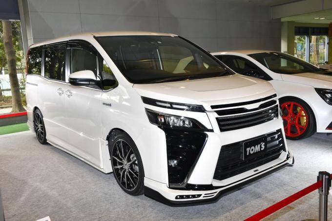 レーシーさ満点のトムスLC500＆ヴォクシー！　スーパーGTで培ったレーシングテクノロジーを採用【大阪オートメッセ2020】
