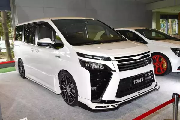 「レーシーさ満点のトムスLC500＆ヴォクシー！　スーパーGTで培ったレーシングテクノロジーを採用【大阪オートメッセ2020】」の画像