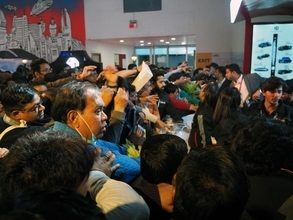 プレスキットの配布に怒号が飛び交い殺気立つ！　デリーAUTO EXPOの“カオス”に変化