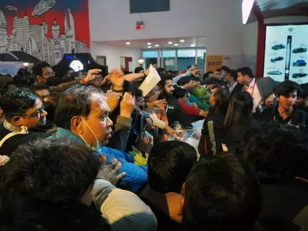 プレスキットの配布に怒号が飛び交い殺気立つ！　デリーAUTO EXPOの“カオス”に変化