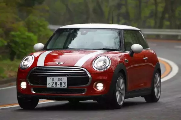 「【クラウンやスカイラインに負けず劣らず！】いま高齢者の愛車にミニとニュービートルが人気な理由」の画像