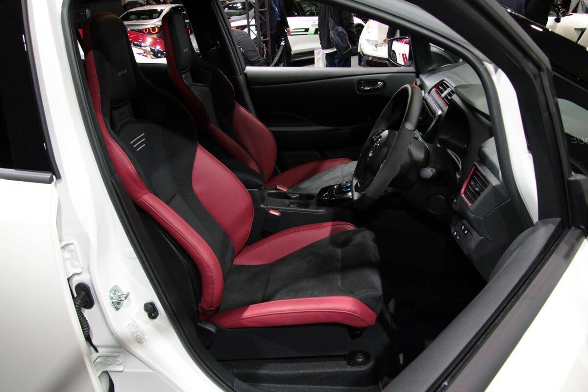 カタログに表記なし！　オートメッセで展示された日産リーフニスモに装着されていた「レカロ」の謎【大阪オートメッセ2020】