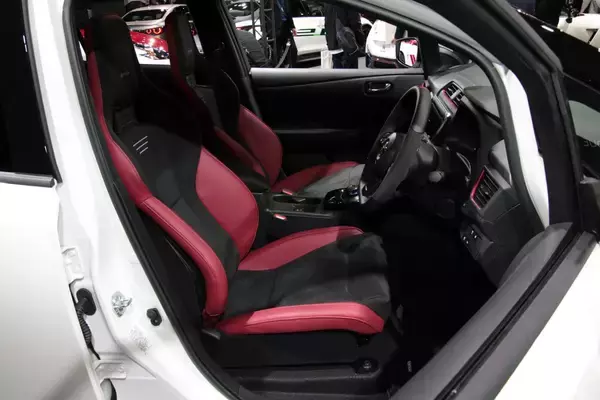 「カタログに表記なし！　オートメッセで展示された日産リーフニスモに装着されていた「レカロ」の謎【大阪オートメッセ2020】」の画像