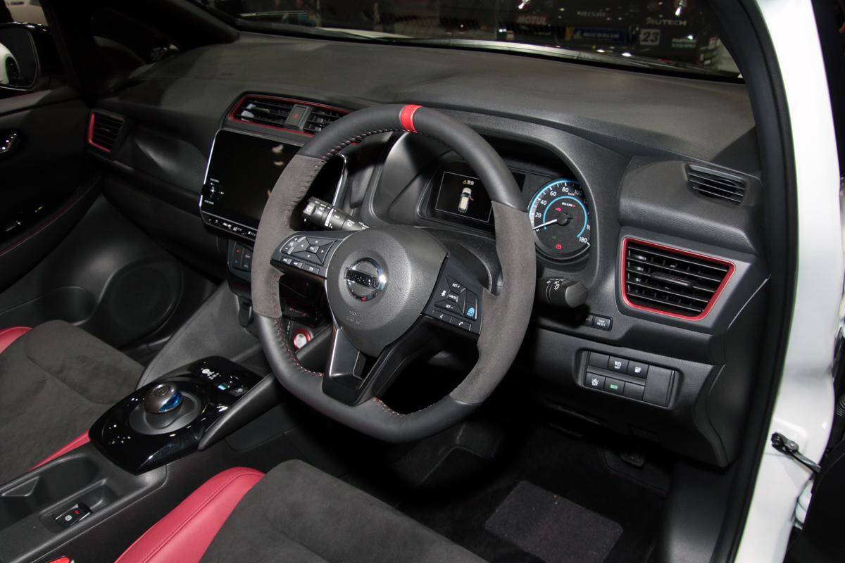 カタログに表記なし！　オートメッセで展示された日産リーフニスモに装着されていた「レカロ」の謎【大阪オートメッセ2020】