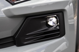 【街灯のない道・夜間・雨天時は？】迷惑なケースもあるクルマのフォグランプを点灯してもいい条件とは