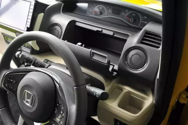 「【プライドを捨てても真似すべき！】超便利なのになぜか浸透しないクルマの装備11選」の画像