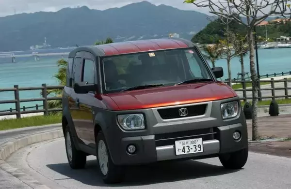 「【古くて安く買える中古車なのに新しい!?】今どきのクルマと比べても見劣りしないモデル３選」の画像