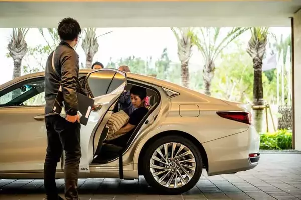 「LEXUSで連れて行かれる幻のレストランとは！　クルマ好き女子が沖縄での非日常体験に感涙」の画像