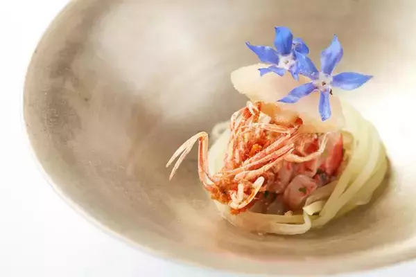 「LEXUSで連れて行かれる幻のレストランとは！　クルマ好き女子が沖縄での非日常体験に感涙」の画像