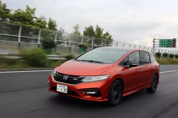 「小型ミニバンに「ほとんど座れない」3列目席が設定されたワケ」の画像