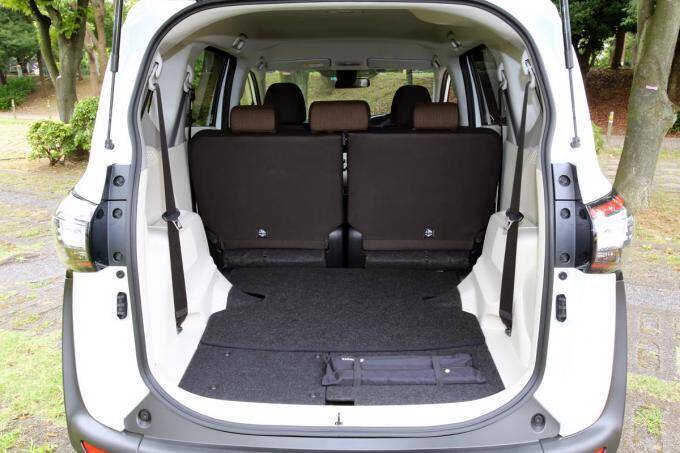 小型ミニバンに「ほとんど座れない」3列目席が設定されたワケ