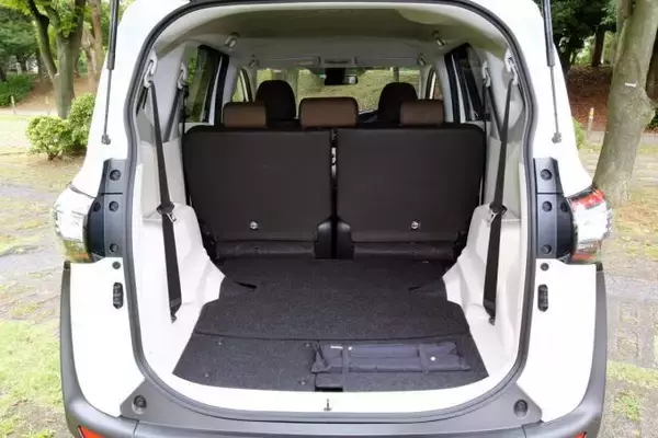 「小型ミニバンに「ほとんど座れない」3列目席が設定されたワケ」の画像