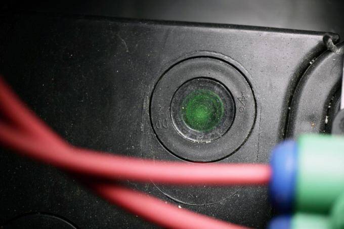 クルマのメンテナンスフリーバッテリーって何？　なぜ液の補充が必要ないのか？