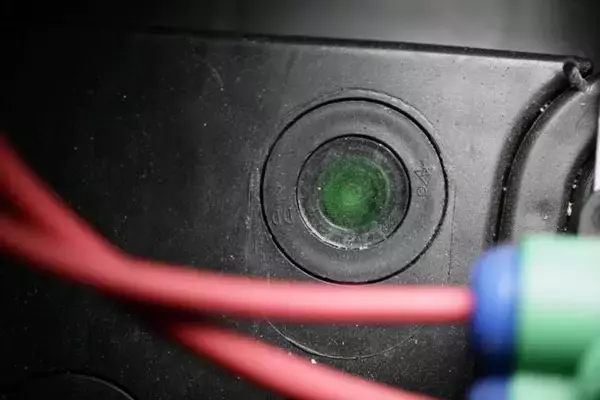 「クルマのメンテナンスフリーバッテリーって何？　なぜ液の補充が必要ないのか？」の画像