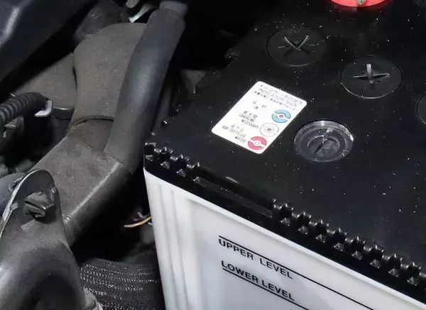 「クルマのメンテナンスフリーバッテリーって何？　なぜ液の補充が必要ないのか？」の画像