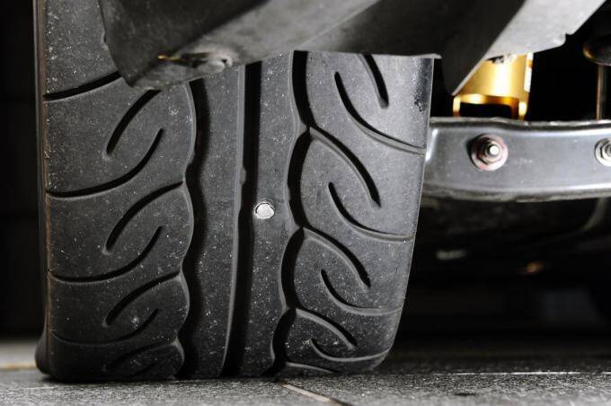 雑な保管方法や過積載もダメ！　使用時以外にもあったタイヤのパンク要因とは