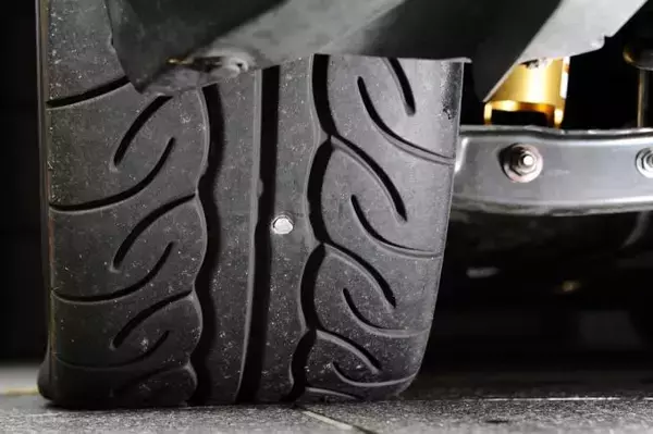 「雑な保管方法や過積載もダメ！　使用時以外にもあったタイヤのパンク要因とは」の画像