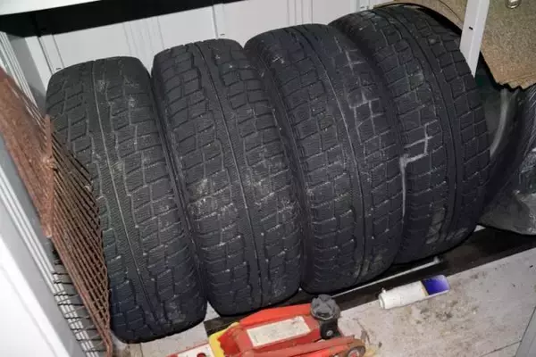「雑な保管方法や過積載もダメ！　使用時以外にもあったタイヤのパンク要因とは」の画像