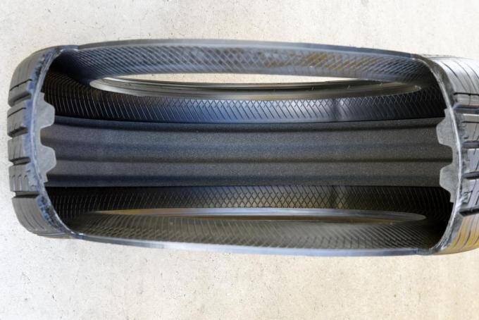 雑な保管方法や過積載もダメ！　使用時以外にもあったタイヤのパンク要因とは