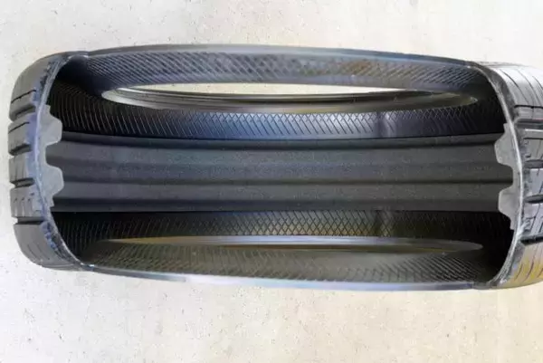 「雑な保管方法や過積載もダメ！　使用時以外にもあったタイヤのパンク要因とは」の画像