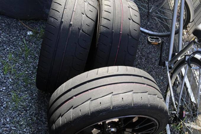 雑な保管方法や過積載もダメ！　使用時以外にもあったタイヤのパンク要因とは