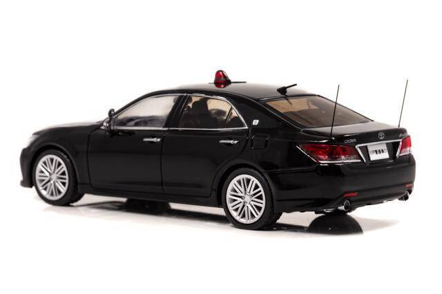 ヒコセブンからトヨタ・クラウンの要人警護車＆白黒パトカー２種が43分の1スケールで発売
