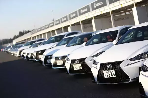 「規模が大きすぎるために車種ごとのブランディングが効く！　世界的な「顔統一」の流れにトヨタが乗らないワケ」の画像