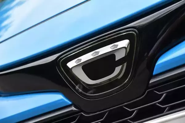 「規模が大きすぎるために車種ごとのブランディングが効く！　世界的な「顔統一」の流れにトヨタが乗らないワケ」の画像