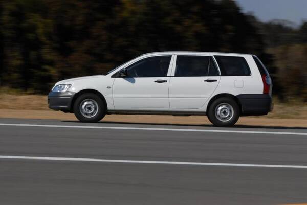 高速でカッ飛んでいくけど大丈夫 質素な商用バンが速く走れるワケ 年4月13日 エキサイトニュース