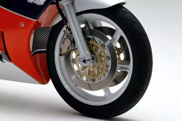 「まさかのオンパレード！　バイクでは当たり前だがクルマ好きには驚くこと７つ」の画像