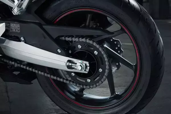 「まさかのオンパレード！　バイクでは当たり前だがクルマ好きには驚くこと７つ」の画像