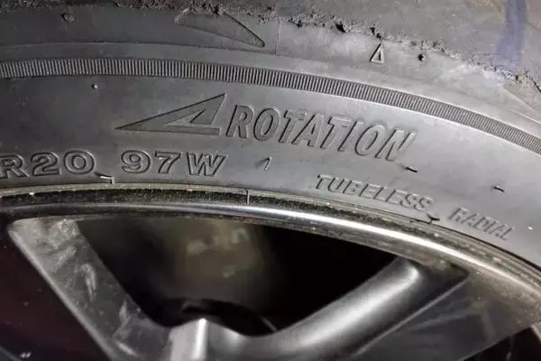 回転方向指定のタイヤの効果とは？　逆に付けるとどうなるのか