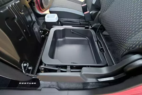 「キープコンセプトに見えて大幅進化！　新型スズキ・ハスラーの内外装をチェック」の画像